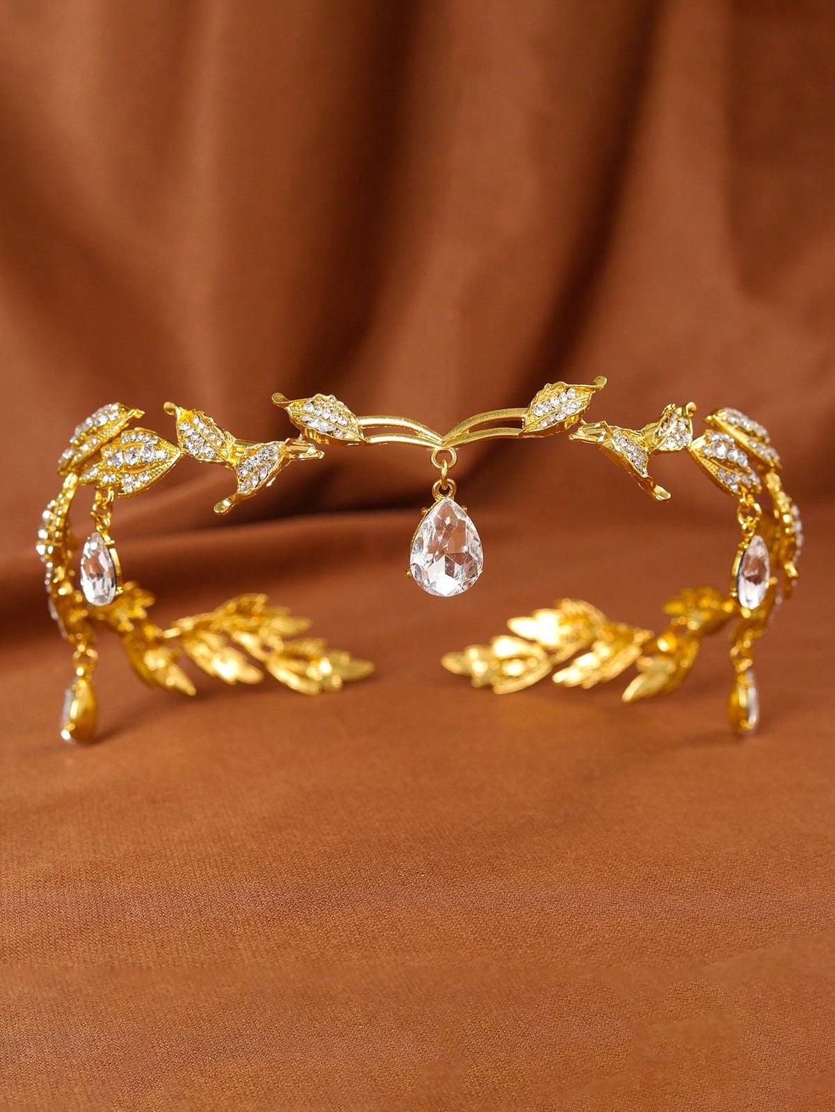 Diadema dorada con “diamantes” colgantes